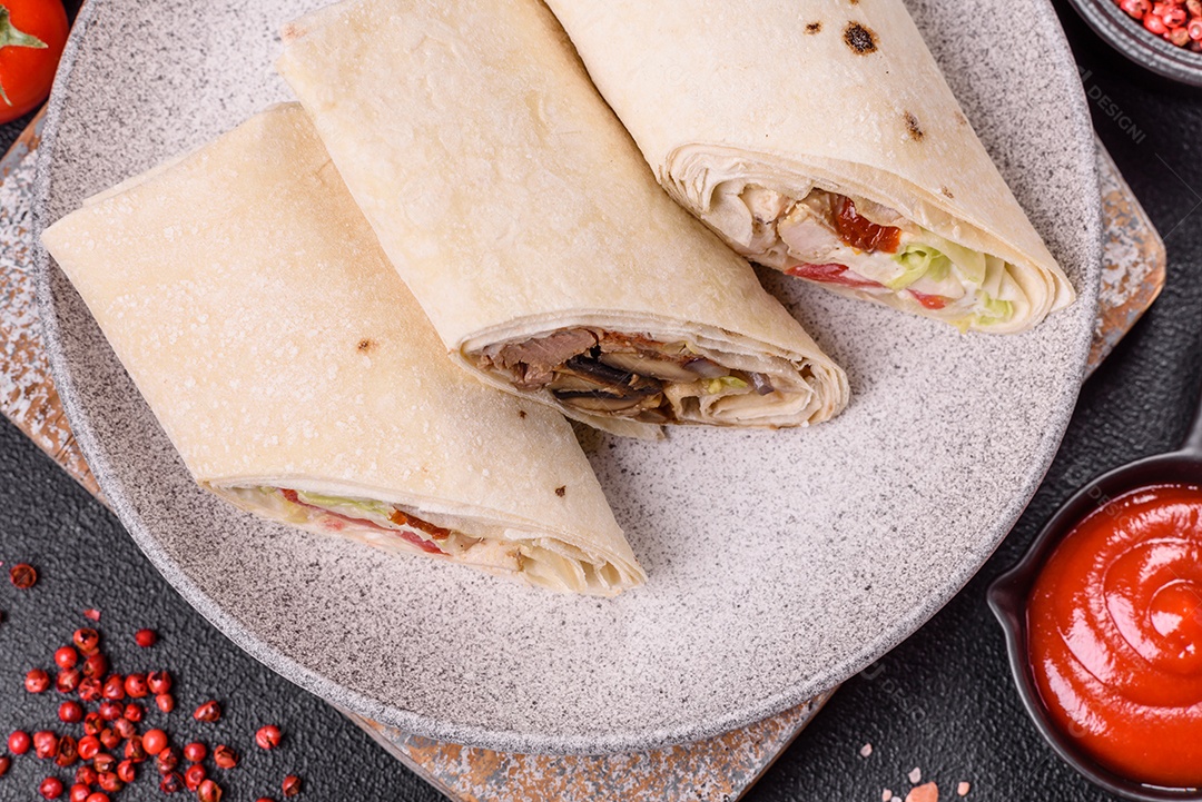 Sanduiche recheado em um prato branco