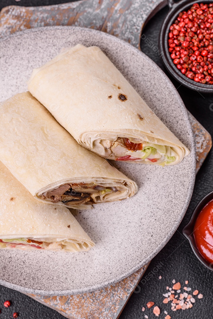 Sanduiche recheado em um prato branco