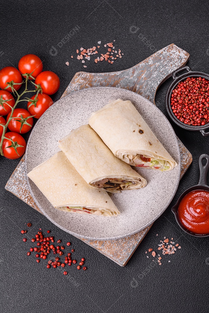 Sanduiche recheado em um prato branco