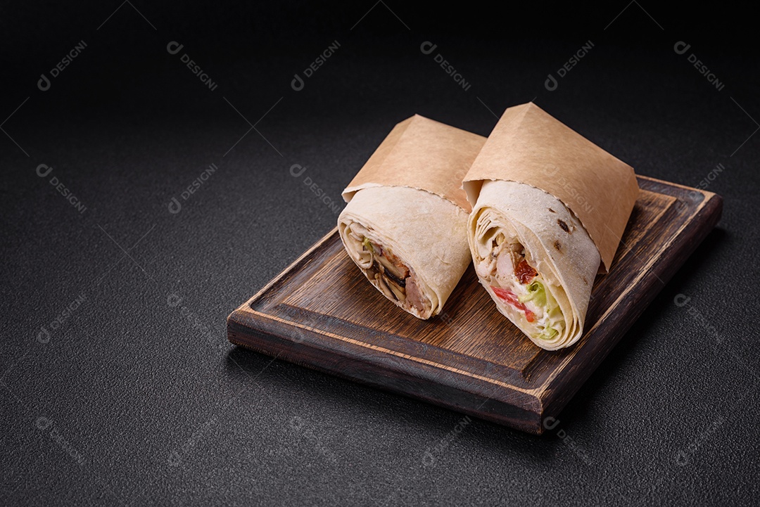 Sanduiche recheado em um prato branco