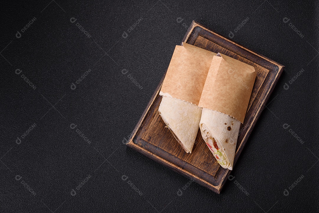 Sanduiche recheado em um prato branco