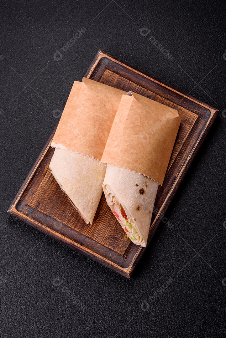 Sanduiche recheado em um prato branco