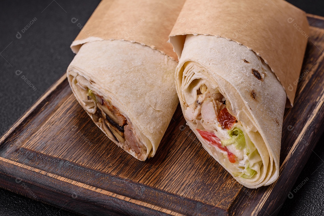 Sanduiche recheado em um prato branco