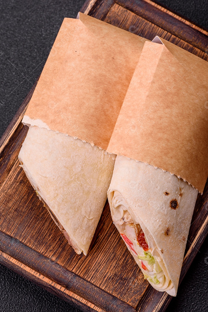 Sanduiche recheado em um prato branco