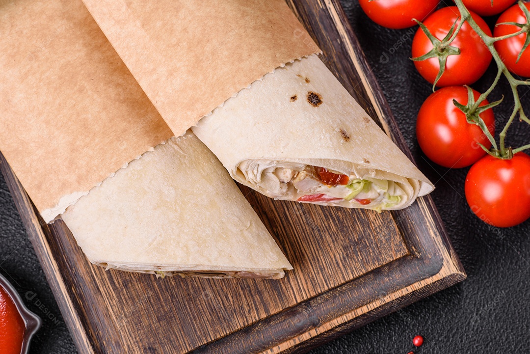 Sanduiche recheado em um prato branco