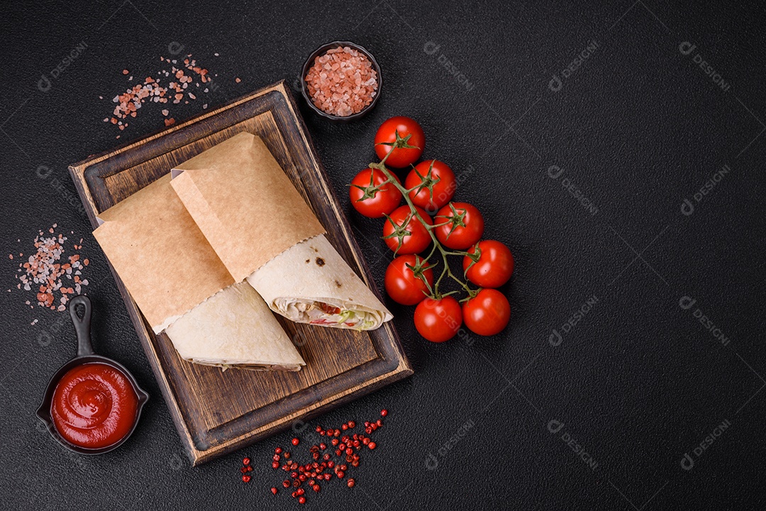 Sanduiche recheado em uma tábua de madeira