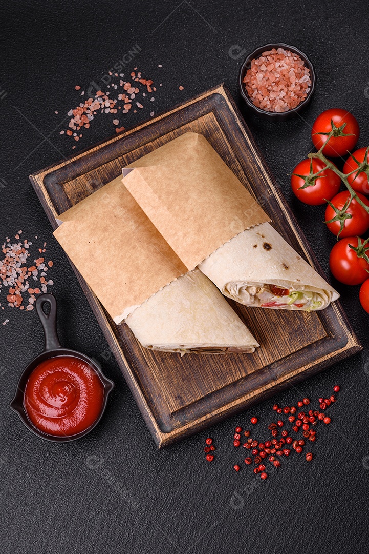 Sanduiche recheado em uma tábua de madeira