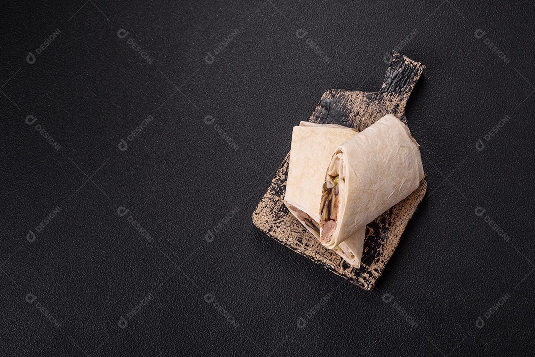 Burrito saboroso em uma mesa de concreto