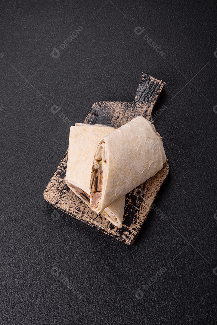 Burrito saboroso em uma mesa de concreto