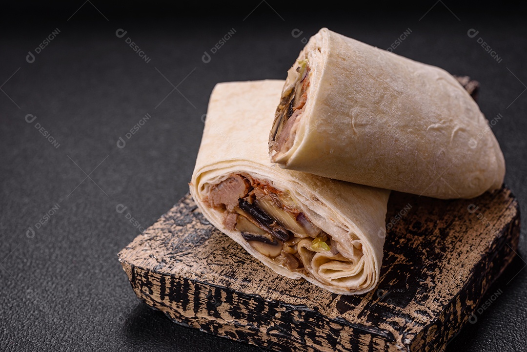 Burrito saboroso em uma mesa de concreto