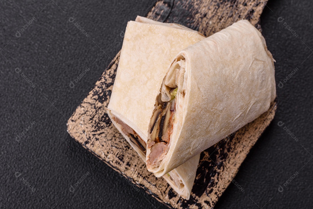 Burrito saboroso em uma mesa de concreto