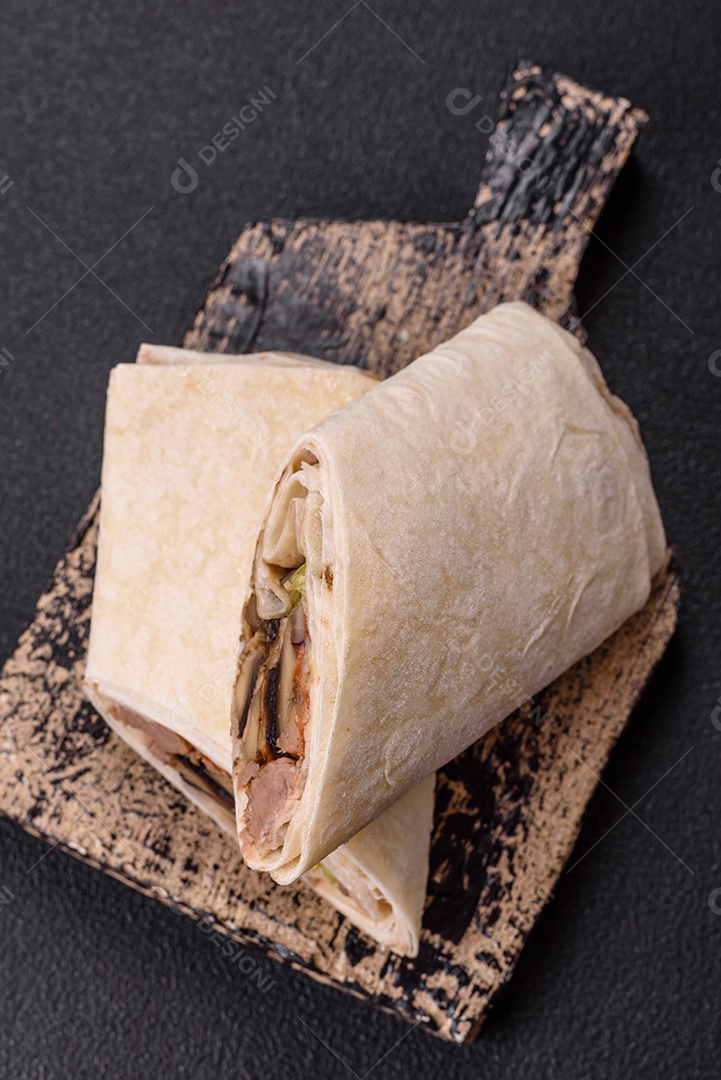 Burrito saboroso em uma mesa de concreto