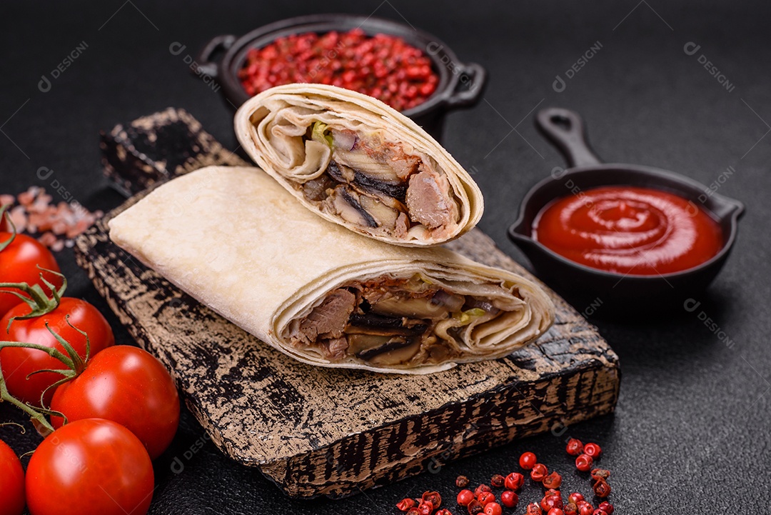 Burrito saboroso em uma mesa de concreto