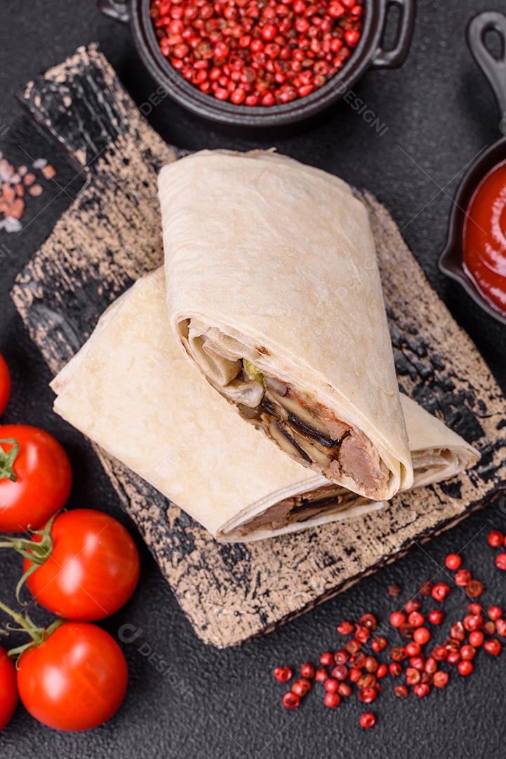 Burrito saboroso em uma mesa de concreto