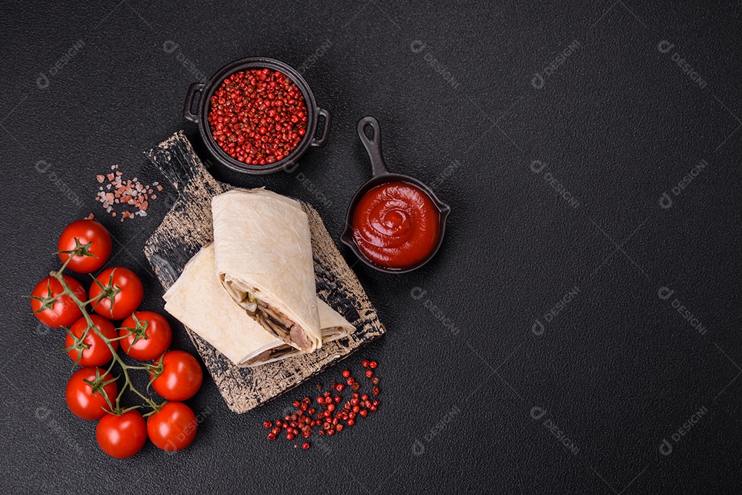 Burrito saboroso em uma mesa de concreto