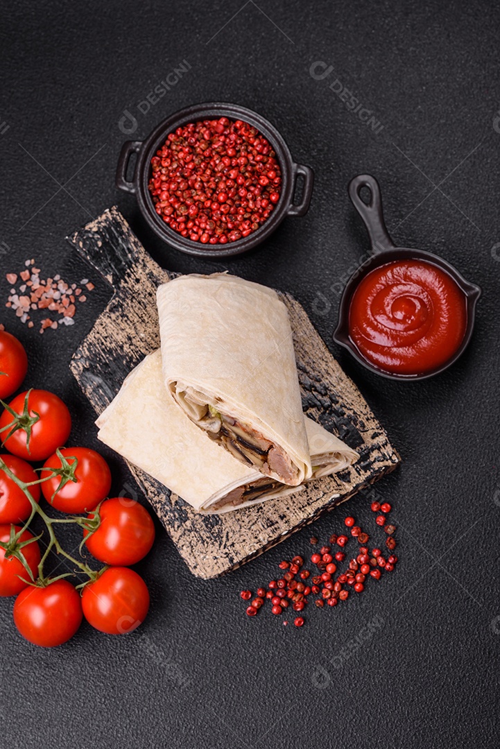 Burrito saboroso em uma mesa de concreto