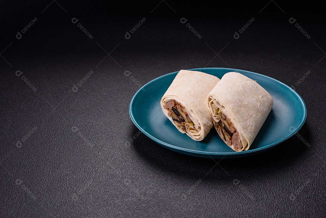 Burrito saboroso em uma mesa de concreto