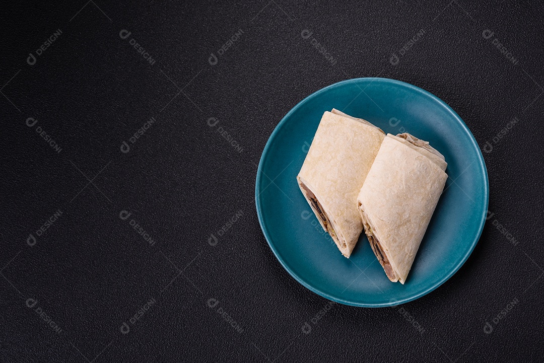 Burrito saboroso em uma mesa de concreto