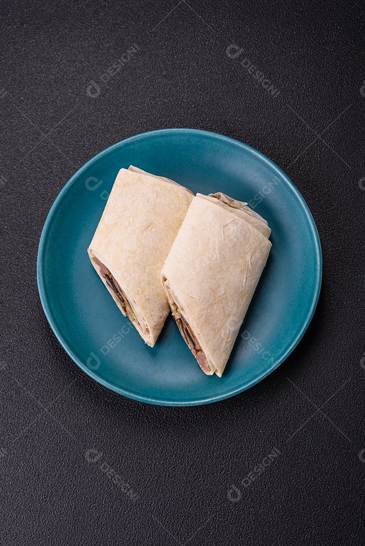 Burrito saboroso em uma mesa de concreto