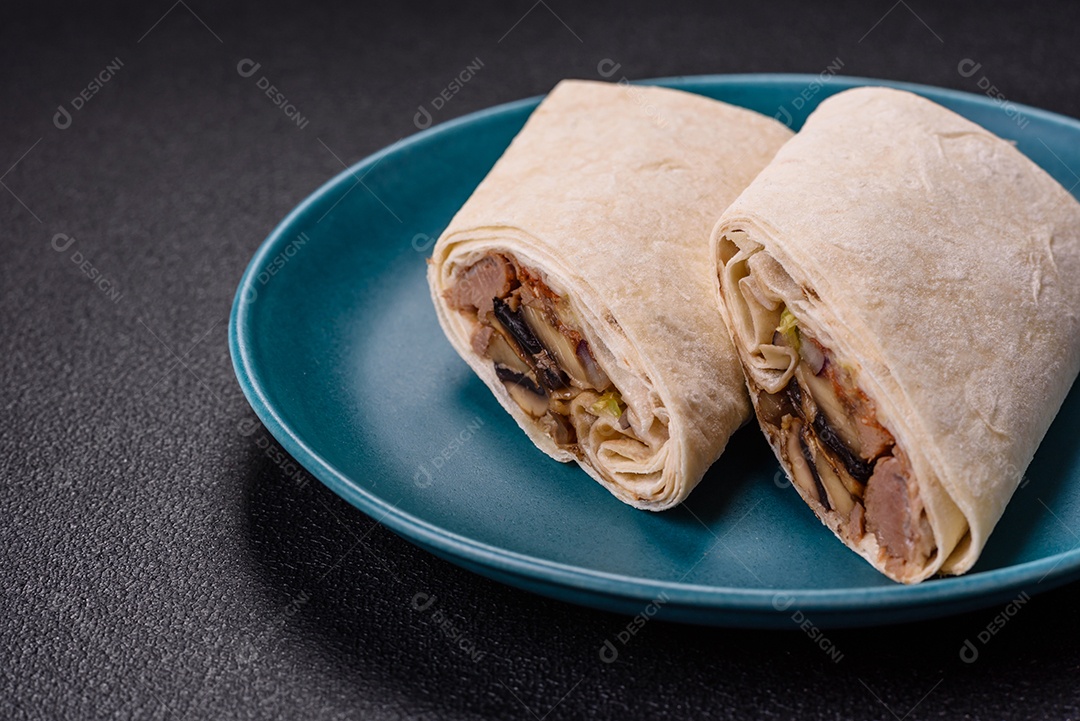 Burrito saboroso em uma mesa de concreto