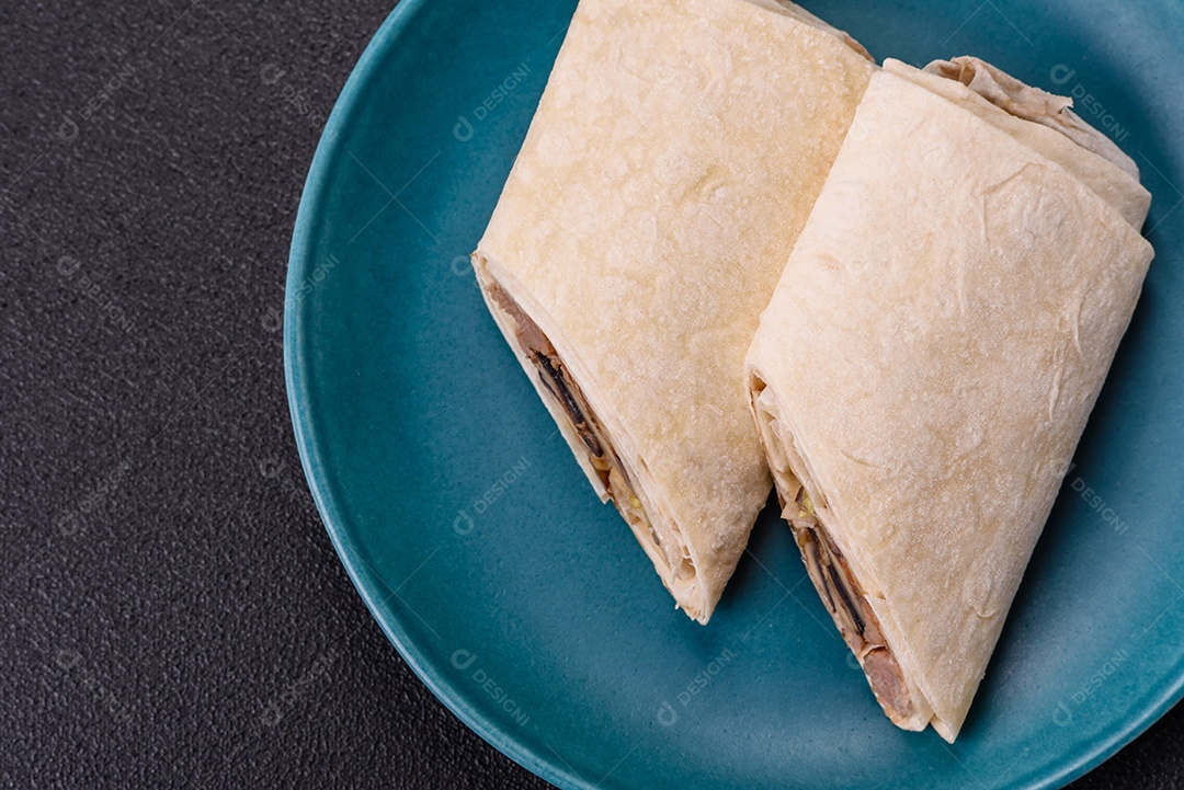 Burrito saboroso em uma mesa de concreto