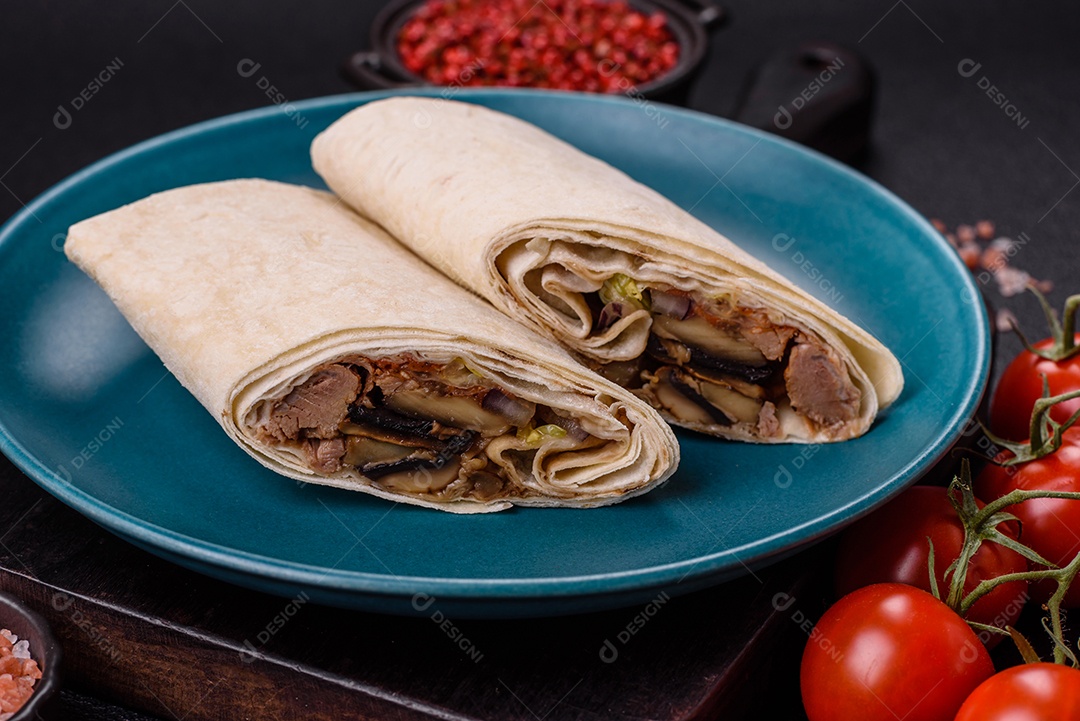 Burrito saboroso em uma mesa de concreto