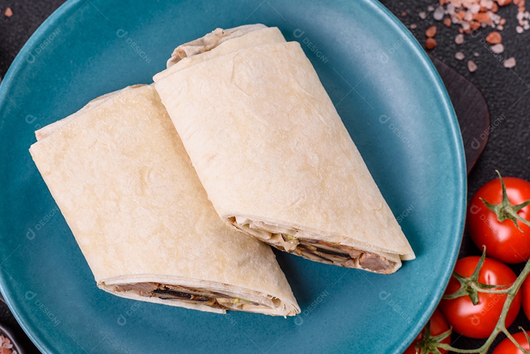 Burrito saboroso em uma mesa de concreto