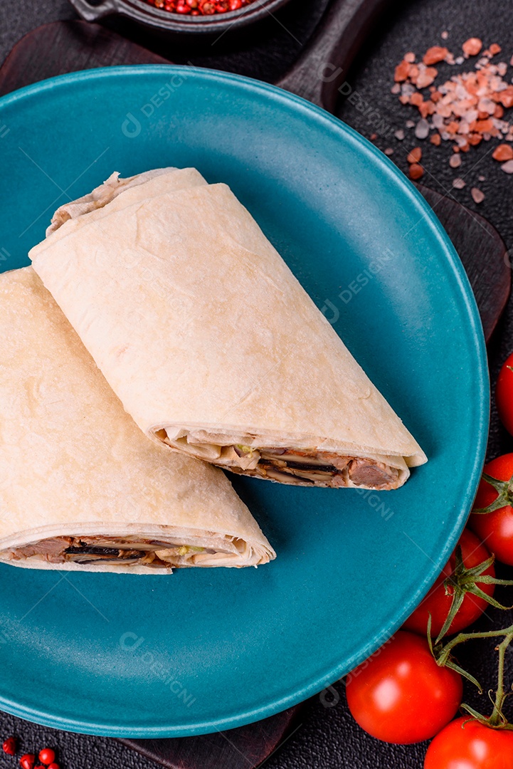 Burrito saboroso em uma mesa de concreto