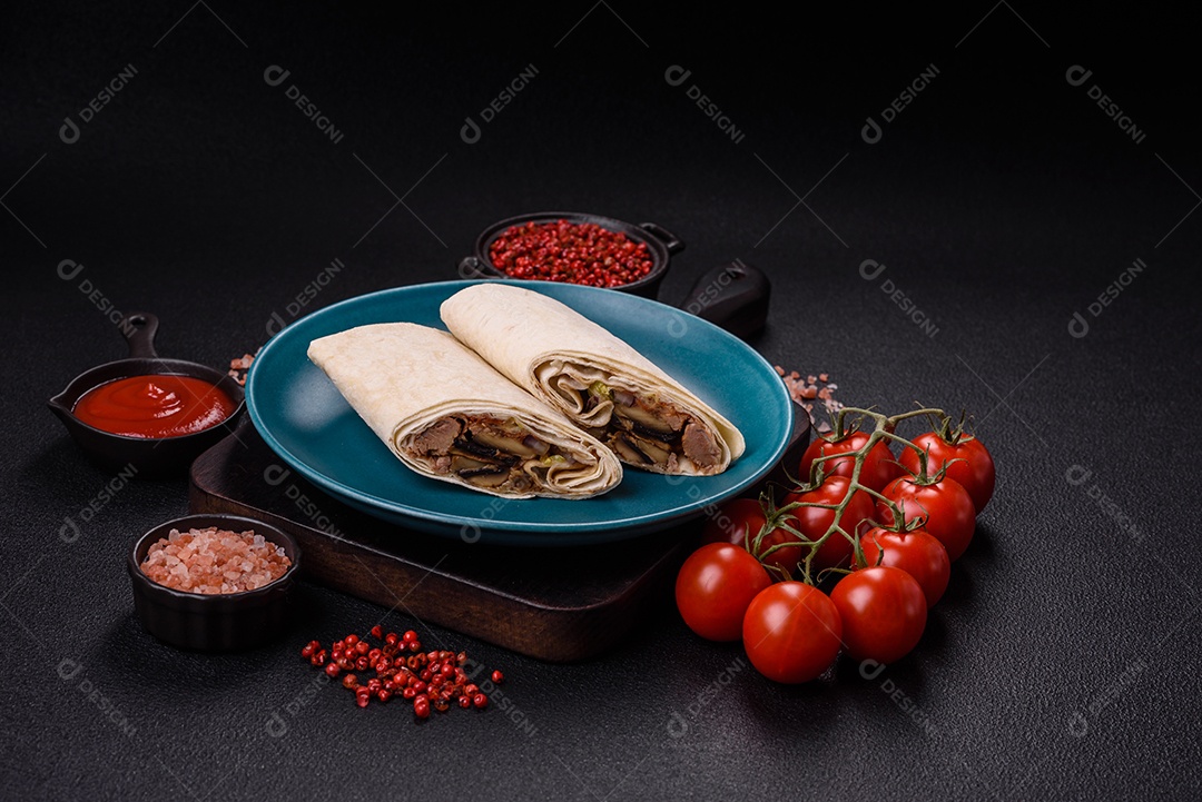Burrito saboroso em uma mesa de concreto
