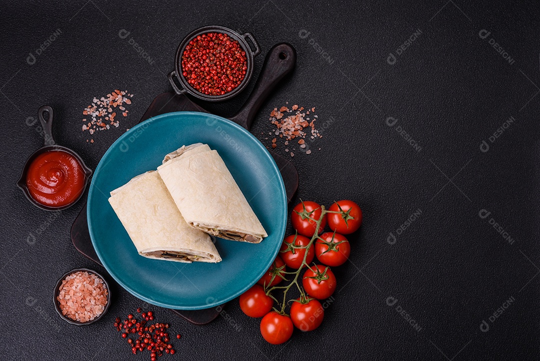 Burrito saboroso em uma mesa de concreto