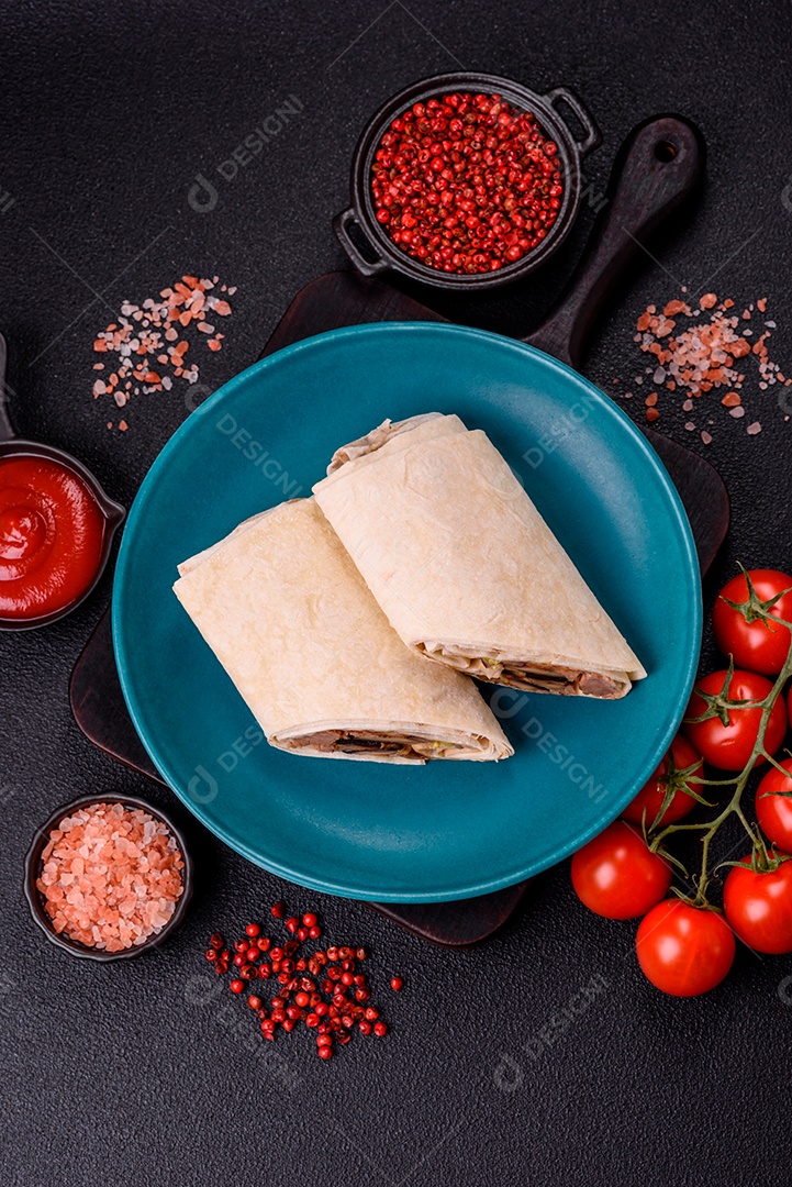 Burrito saboroso em uma mesa de concreto