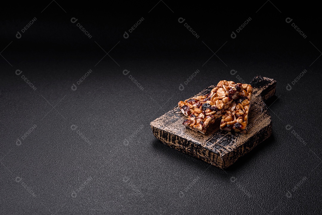 Deliciosas barras nutricionais doces com nozes e frutas secas sem glúten