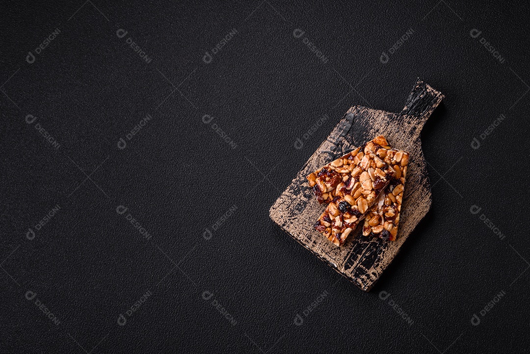 Deliciosas barras nutricionais doces com nozes e frutas secas sem glúten