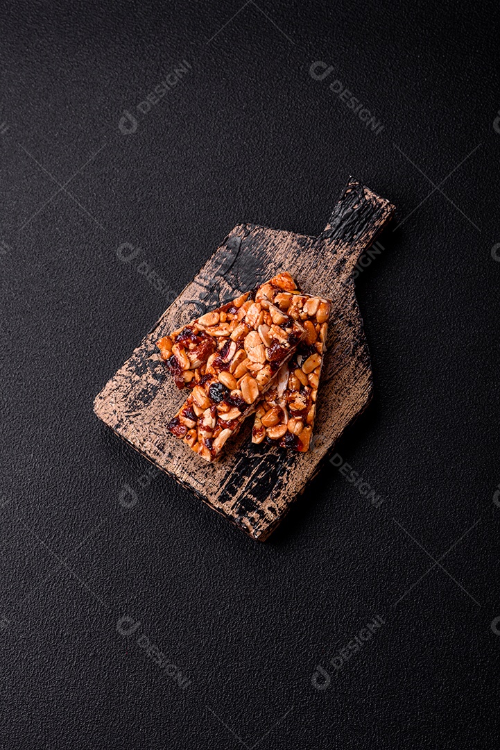 Deliciosas barras nutricionais doces com nozes e frutas secas sem glúten