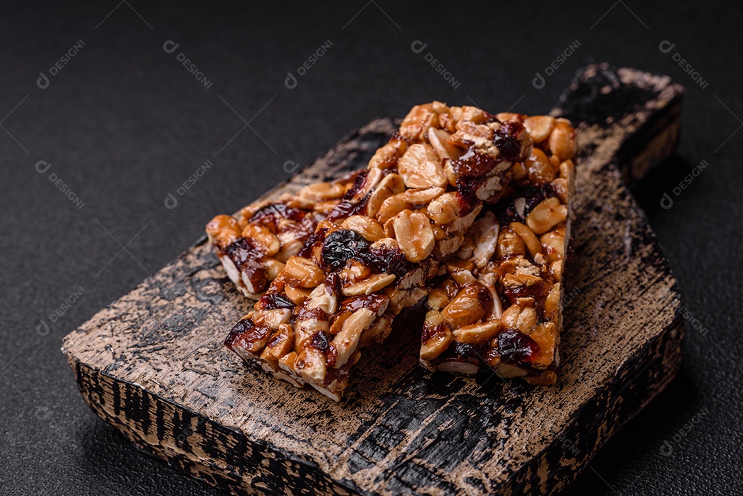 Deliciosas barras nutricionais doces com nozes e frutas secas sem glúten