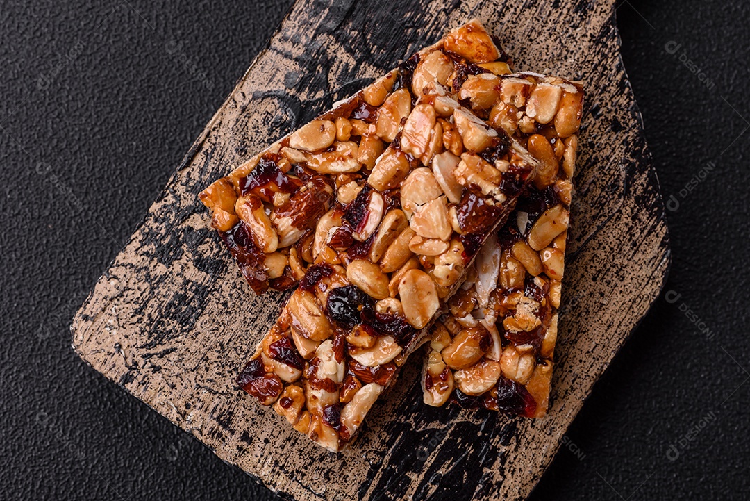 Deliciosas barras nutricionais doces com nozes e frutas secas sem glúten