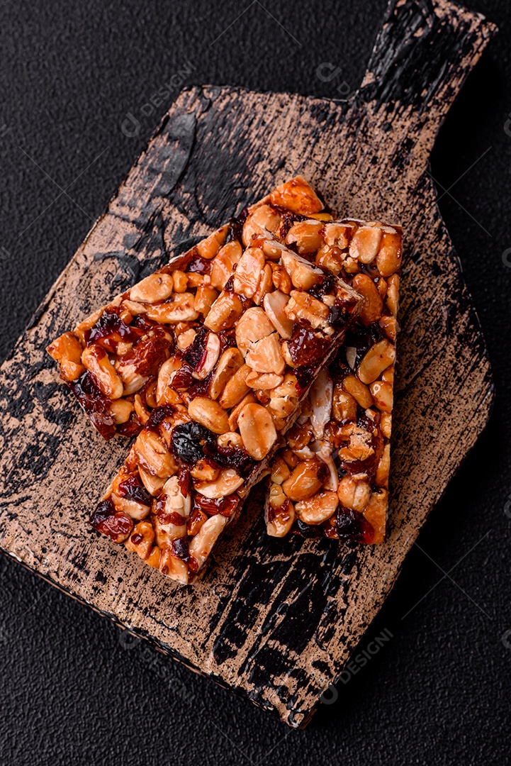 Deliciosas barras nutricionais doces com nozes e frutas secas sem glúten