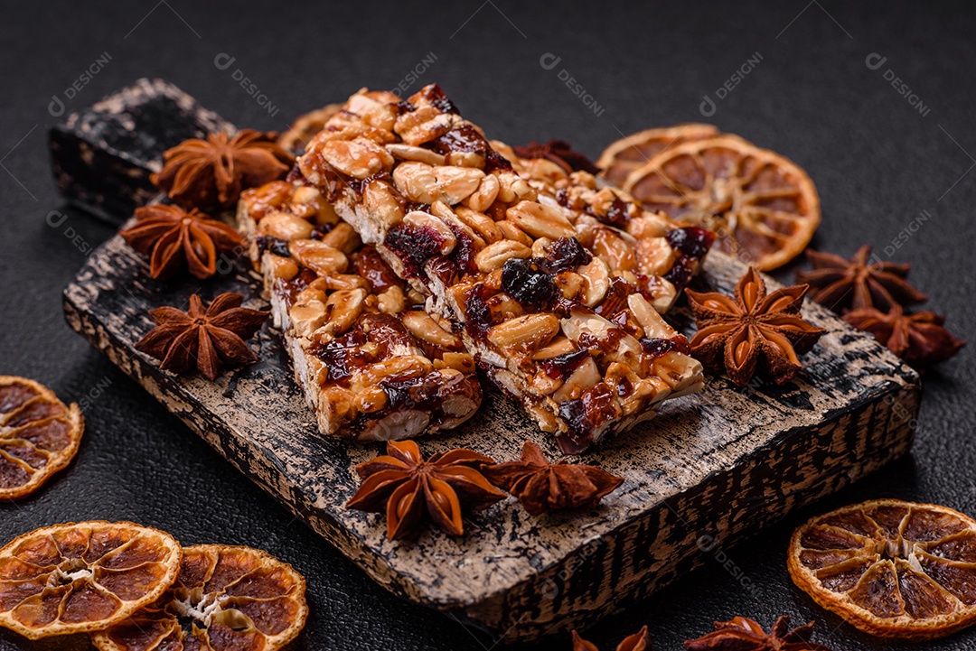 Deliciosas barras nutricionais doces com nozes e frutas secas sem glúten