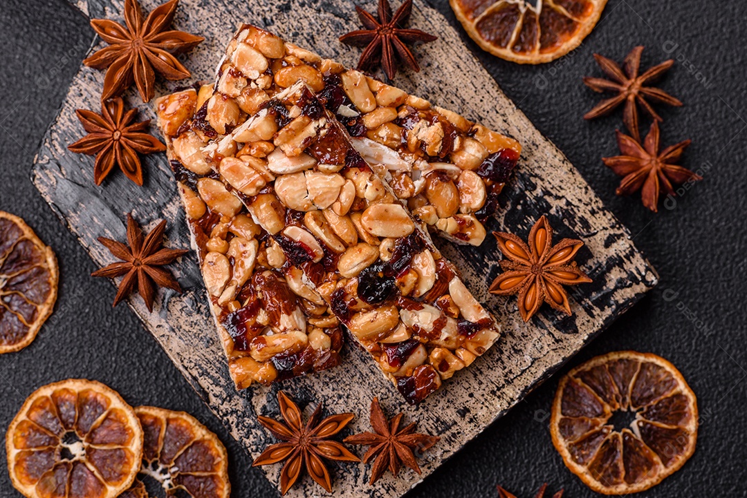 Deliciosas barras nutricionais doces com nozes e frutas secas sem glúten