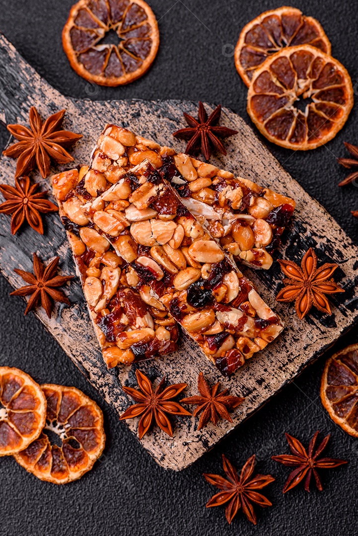 Deliciosas barras nutricionais doces com nozes e frutas secas sem glúten