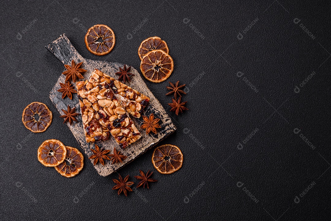 Deliciosas barras nutricionais doces com nozes e frutas secas sem glúten