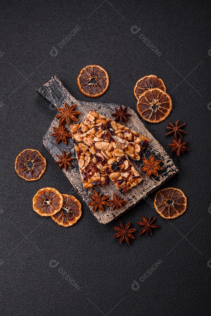 Deliciosas barras nutricionais doces com nozes e frutas secas sem glúten