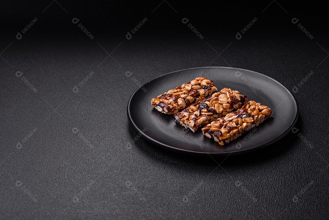 Deliciosas barras nutricionais doces com nozes e frutas secas sem glúten