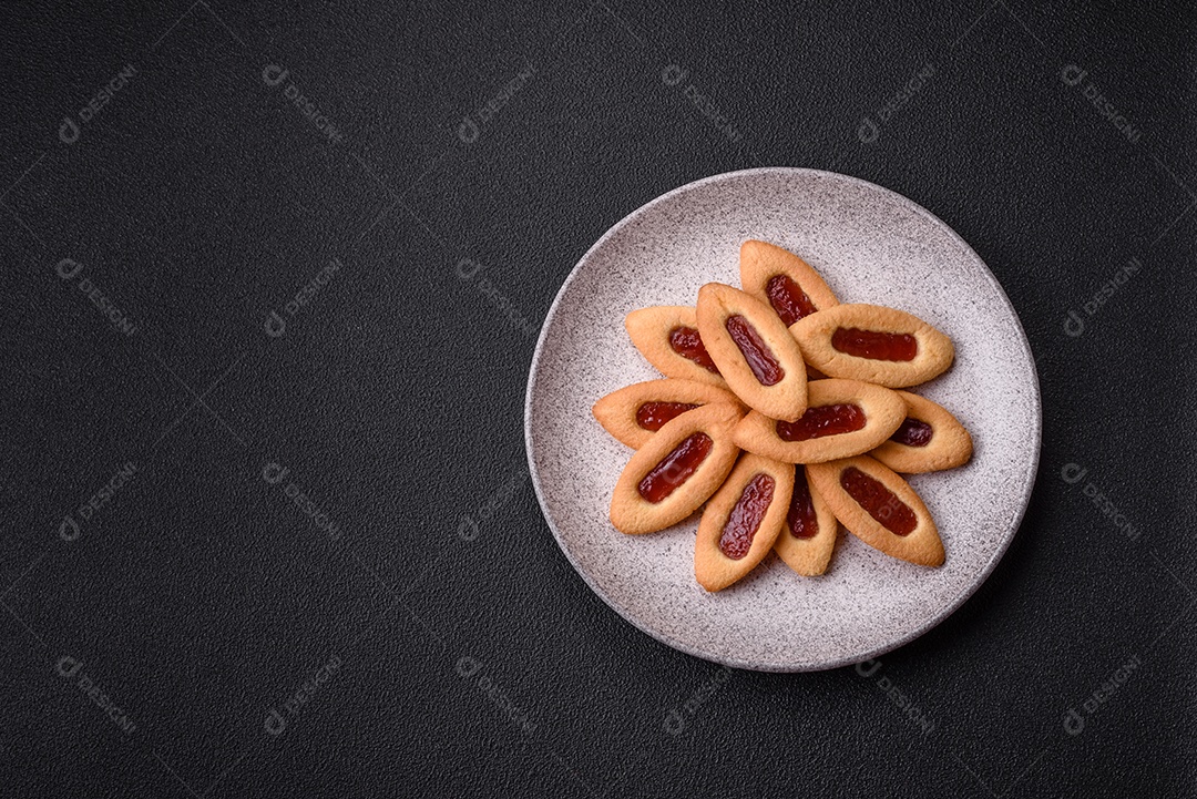 Biscoitos recheados com morango em uma mesa de concreto