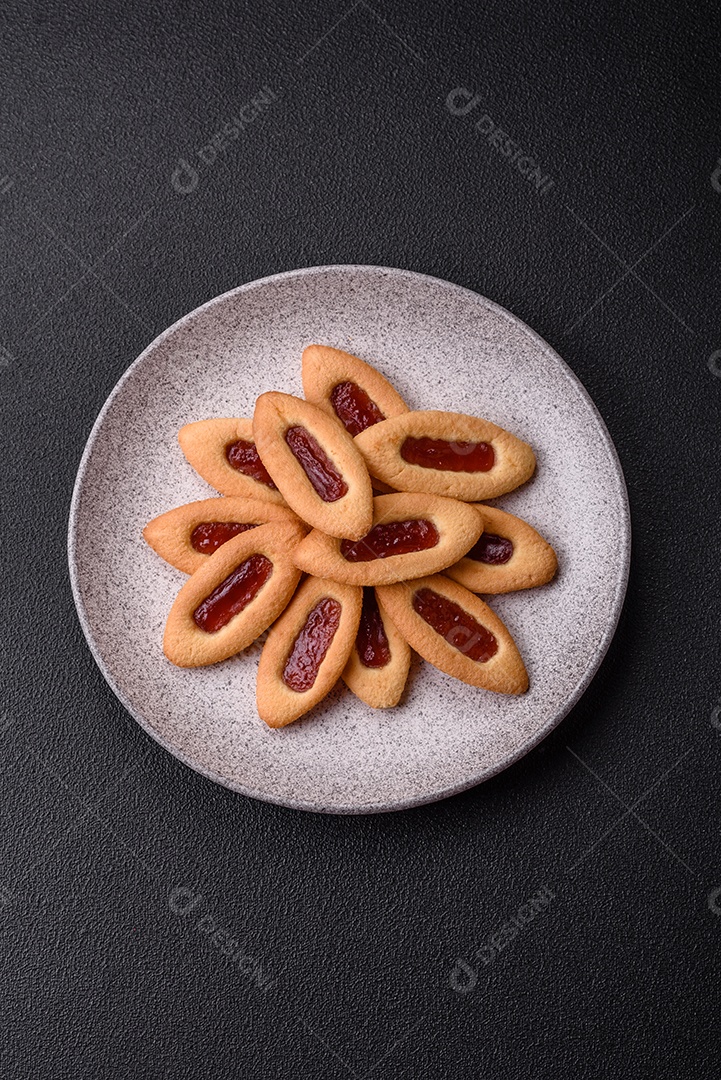Biscoitos recheados com morango em uma mesa de concreto