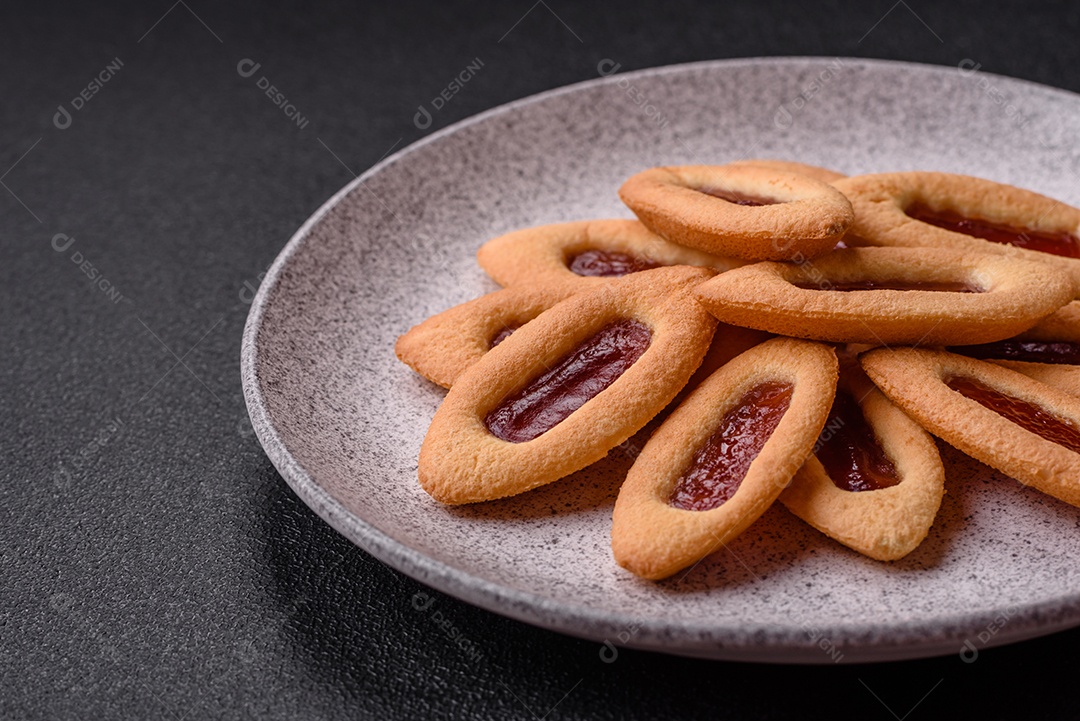 Biscoitos recheados com morango em uma mesa de concreto