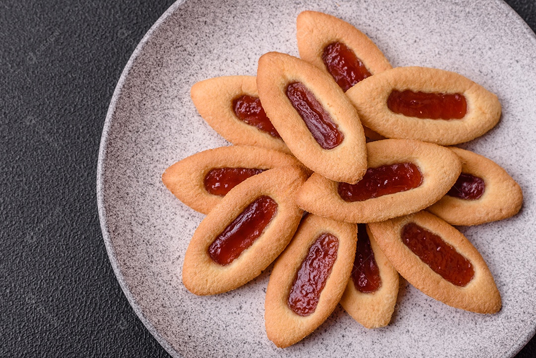 Biscoitos recheados com morango em uma mesa de concreto