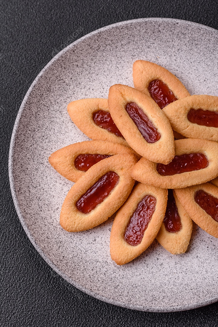 Biscoitos recheados com morango em uma mesa de concreto