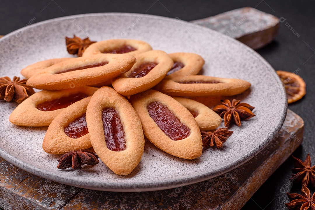 Biscoitos recheados com morango em uma mesa de concreto