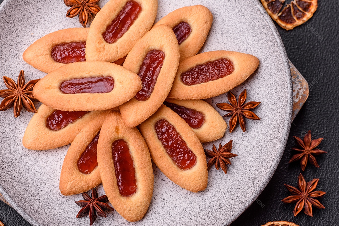 Biscoitos recheados com morango em uma mesa de concreto